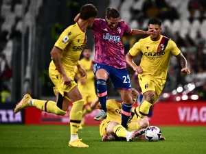 Juventus' French midfielder Adrien Rabiot (C) is tackled during the Italian Serie A football match between Juventus and Bologna on October 2, 2022 at the Juventus stadium in Turin. (Photo by Marco BERTORELLO / AFP)