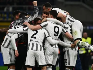 Juventus players celebrate after opening the scoring during the Italian Serie A football match between Inter and Juventus on March 19, 2023 at the Giuseppe-Meazza (San Siro) stadium in Milan. (Photo by GABRIEL BOUYS / AFP)