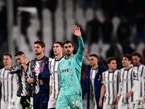 Juventus' Italian goalkeeper Mattia Perin (C) and teammates acknowledge the public at the end of the UEFA Europa League quarter-finals first leg football match between Juventus and Sporting CP, on April 13, 2023 at the Juventus stadium in Turin. (Photo by Marco BERTORELLO / AFP)