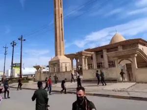 متظاهرون غاضبون يحرقون مسجدا في قضاء سنجار 