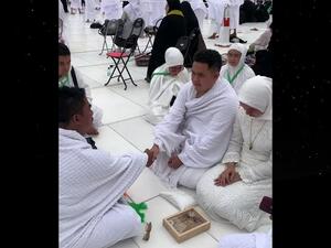 عروسان إندونيسيان يعقدان قرانهما في المسجد الحرام