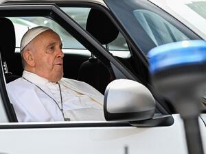 البابا فرنسيس لحظة مغادرته المستشفى (أ ف ب)