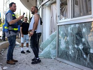 واجهة زجاجية محطمة لمبنى في شمال "اسرائيل"، جراء  إطلاق صواريخ تم اعتراضها من لبنان 