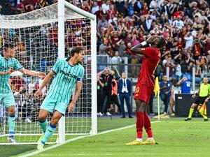 AS Roma's British forward Tammy Abraham (R) reacts after missing a goal opportunity during the Italian Serie A football match between AS Roma and Atalanta Bergamo on September 18, 2022 at the Olympic stadium in Rome. (Photo by Andreas SOLARO / AFP)