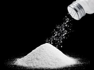 10 تفسيرات لرؤية الملح في الحلم