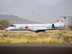 طائرة تابعة للجنة الدولية للصليب الأحمر تهبط في مطار صنعاء