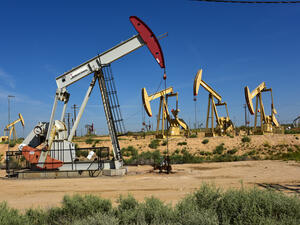 Asian stocks fall amid US growth concern, oil cut