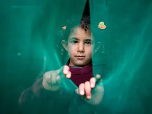  يوجد نحو مليوني لاجئ سوري على الأراضي اللبنانية، نحو 830 ألفاً منهم مسجّلون لدى الأمم المتحدة.