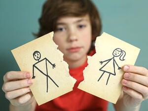 صبي حزين بشأن طلاق الوالدين