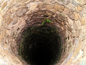 Video :Girl throws boy down a well in China 