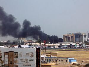 دخان يتصاعد من أحد مناطق العاصمة الخرطوم جراء الاشتباكات المستمرة منذ 15 يناير الجاري