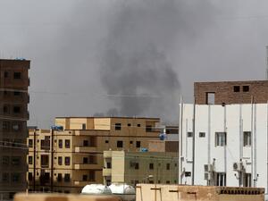 اشتباكات بين قوات الدعم السريع والجيش السوداني في العاصمة الخرطوم (أ ف ب)