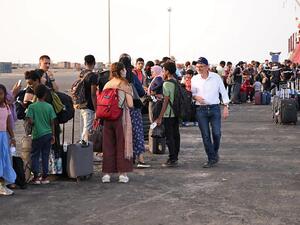 الحكومات الأجنبية تواصل عمليات الإجلاء من السودان