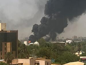 دخان يتصاعد من أحد المباني المحترقة جراء الاشتباكات في العاصمة الخرطوم (أ ف ب)