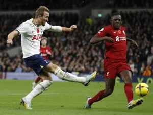 Tottenham Hotspur's English striker Harry Kane (L) scores his team's first goal past Liverpool's French defender Ibrahima Konate (R) during the English Premier League football match between Tottenham Hotspur and Liverpool at Tottenham Hotspur Stadium in London, on November 6, 2022. (Photo by Ian Kington / AFP)