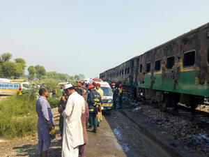 احتراق قطار في باكستان