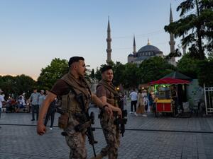 عنصران من الأمن التركي