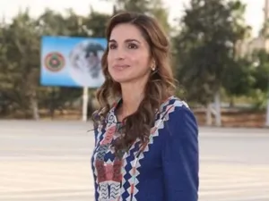 الملكة رانيا تخطف الأنظار بإطلالة ساحرة في حفل حناء الآنسة رجوة