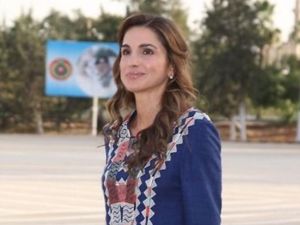 الملكة رانيا تخطف الأنظار بإطلالة ساحرة في حفل حناء الآنسة رجوة