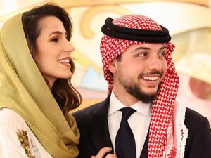 إطلالة رجوة خطيبة ولي عهد الأردن بالبدلة الوردية من زارا