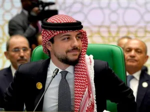 الأمير الحسين بن عبد الله الثاني بالشماغ الأحمر (صور)