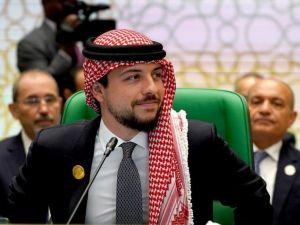 الأمير الحسين بن عبد الله الثاني بالشماغ الأحمر (صور)