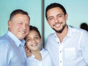 الملك عبدالله برفقة الأمير الحسين والأمير هاشم