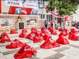 سجود أطفال أمام صورة أتاتورك 