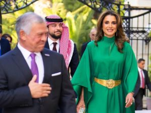 الملكة رانيا تتألق بقفطان باللون الزمردي في عيد الاستقلال الـ 77