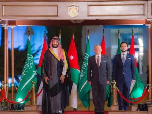 الملك عبد الله الثاني مستقبلاً الأمير محمد بن سلمان لدى وصوله إلى عمّان العام الماضي، وبدا ولي العهد الأردني (واس)