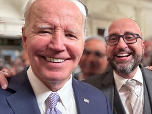 بايدن وسيلفي مع الدكتور محمد الحجيري