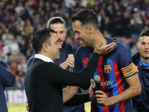 بوسكيتس وتشافي (Photo by Lluis GENE / AFP)