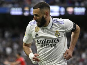 بنزيمة يقود ريال مدريد لانتصار جديد (Photo by JAVIER SORIANO / AFP)