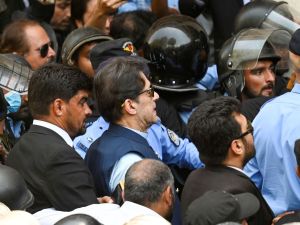 الإفراج عن عمران خان بعد الغاء توقيفه على خلفية قضية فساد