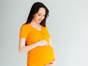 فساتين صيفية يمكنك ارتدائها في الأشهر الأولى من الحمل
