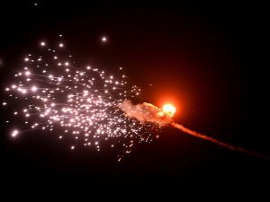 انفجار طائرة مسيرة في سماء كييف خلال تصدي الدفاعات الاوكرانية لهجوم روسي بالطائرات المسيرة على العاصمة