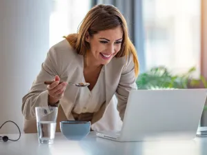 وجبات خفيفة تناولها خلال العمل في المكتب