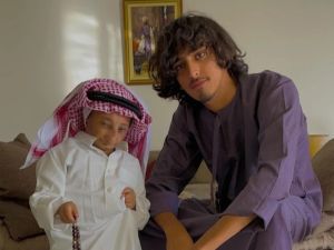 يزن الأسمر برفقة صديقه الراحل عزيز الأحمد 