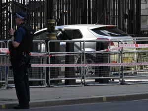 سيارة تصدم بوابات مقر رئيس الوزراء البريطاني