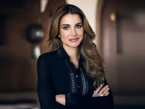  من منصات عروض الأزياء.. ماذا سترتدي الملكة رانيا لزفاف الأمير حسين والآنسة رجوة؟