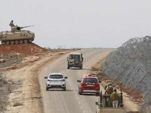 مدرعة اردنية تراقب الحدود مع سورية 