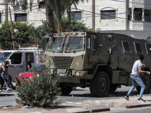Israeli forces cross into Gaza strip  