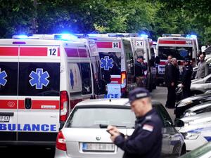 سيارات إسعاف وضباط الشرطة بعد إطلاق النار على مدرسة في العاصمة بلغراد في 3 مايو 2023.