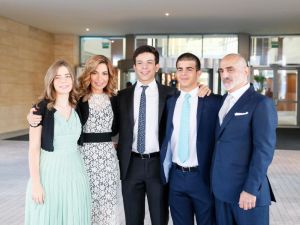 الأمير طلال برفقة زوجته الأميرة غيداء وأبناءهم 