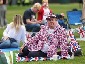 بريطانيون يتدفقون نحو الطرق والحدائق لمتابعة مراسم تتويج الملك تشارلز