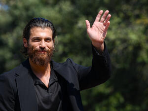 Can Yaman supports women by signing their boobs