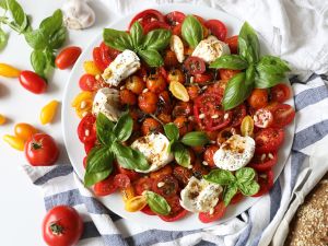 سلطة الطماطم المشوية مع بوراتا 