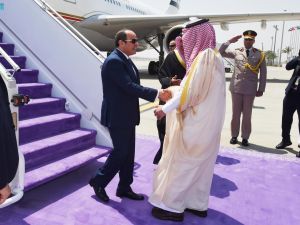 الرئيس المصري يصل مطار جدة