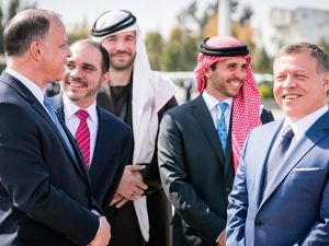 الملك برفقة أشقاءه الأمراء (حمزة، فيصل، هاشم، علي)