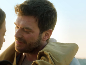 Kıvanç Tatlıtuğ celebrates ending of Aile